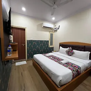 ** Hotel The Century Plaza India